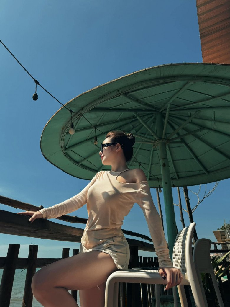 Áo lệch vai vừa khoe xương quai xanh vừa tôn ngực đầy, từ hotgirl tới diễn viên mê mệt - 2