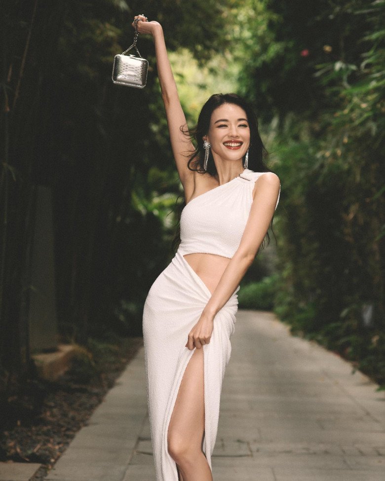 Mỹ nhân miệng rộng đẹp nhất châu Á hì hục đẩy tạ đón Tết như chị em Việt, ngắm chiếc eo mà áp lực - 2