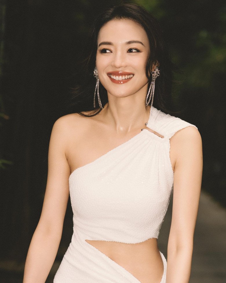 Mỹ nhân miệng rộng đẹp nhất châu Á hì hục đẩy tạ đón Tết như chị em Việt, ngắm chiếc eo mà áp lực - 1