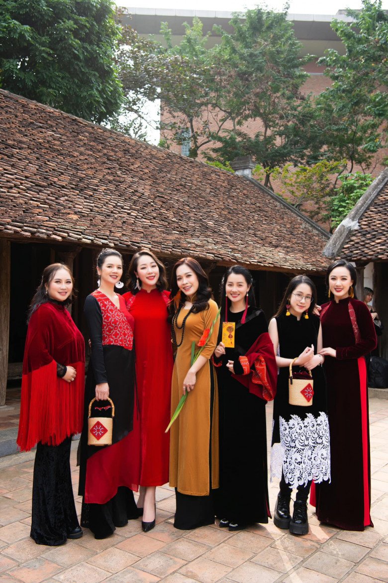 Hoa hậu Ngô Phương Lan diện legging với áo dài, phá cách nhất dàn mỹ nhân Vbiz - 4