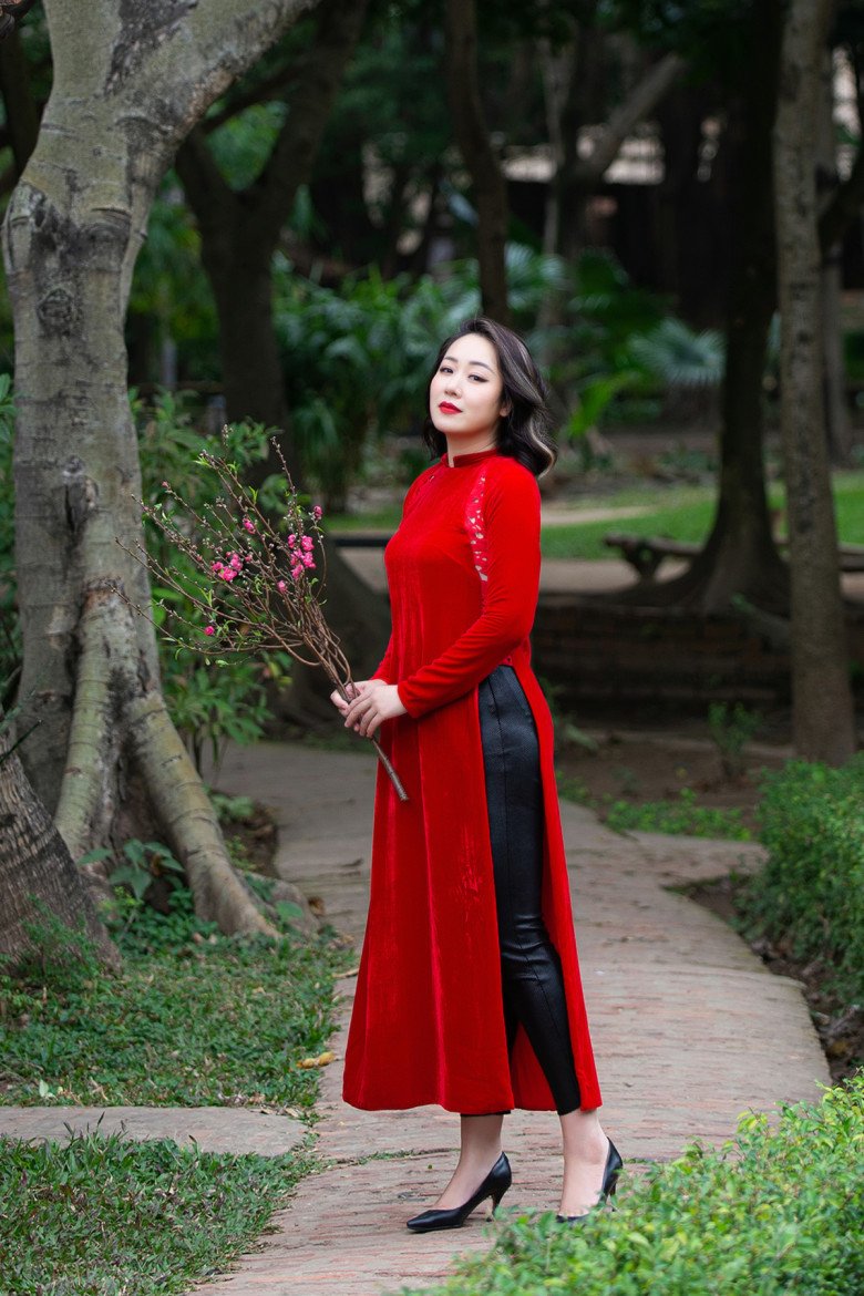 Hoa hậu Ngô Phương Lan diện legging với áo dài, phá cách nhất dàn mỹ nhân Vbiz - 1
