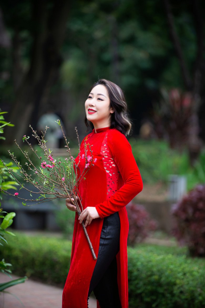 Hoa hậu Ngô Phương Lan diện legging với áo dài, phá cách nhất dàn mỹ nhân Vbiz - 2