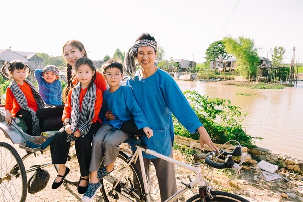 Lý Hải - Minh Hà dẫn đầu xu hướng thời trang gia đình Tết 2024, chỉ mặc đồ truyền thống cùng các con - 7