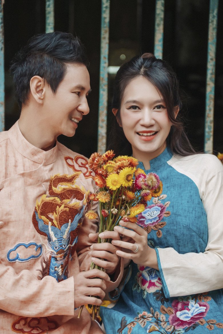 Lý Hải - Minh Hà dẫn đầu xu hướng thời trang gia đình Tết 2024, chỉ mặc đồ truyền thống cùng các con - 1