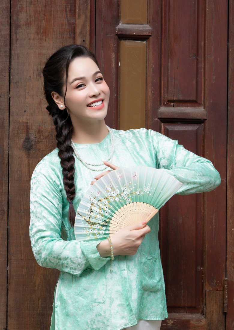 Khi &#34;Nữ hoàng áo bà ba&#34; Nhật Kim Anh ăn diện đón Tết, không váy đầm o ép vẫn khoe đường cong đẹp mê - 2