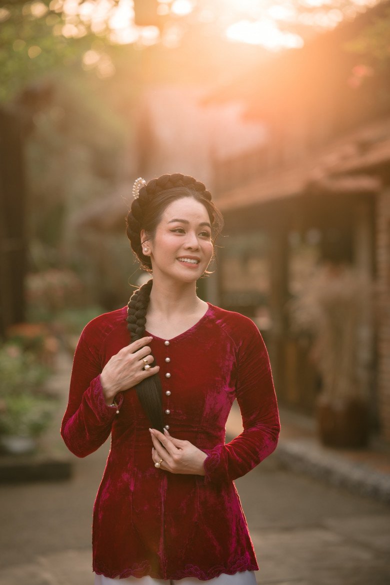 Khi &#34;Nữ hoàng áo bà ba&#34; Nhật Kim Anh ăn diện đón Tết, không váy đầm o ép vẫn khoe đường cong đẹp mê - 1