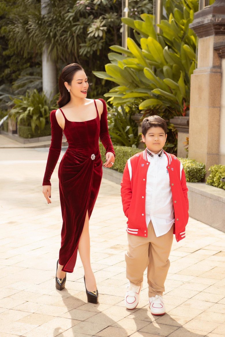 Khi &#34;Nữ hoàng áo bà ba&#34; Nhật Kim Anh ăn diện đón Tết, không váy đầm o ép vẫn khoe đường cong đẹp mê - 10