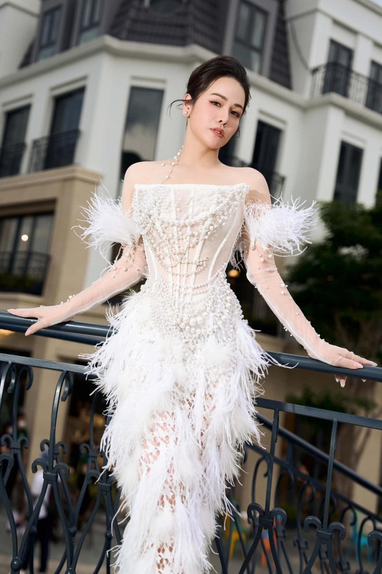 Khi &#34;Nữ hoàng áo bà ba&#34; Nhật Kim Anh ăn diện đón Tết, không váy đầm o ép vẫn khoe đường cong đẹp mê - 8