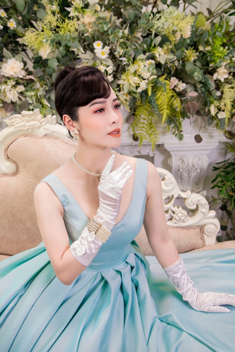 Khi &#34;Nữ hoàng áo bà ba&#34; Nhật Kim Anh ăn diện đón Tết, không váy đầm o ép vẫn khoe đường cong đẹp mê - 9