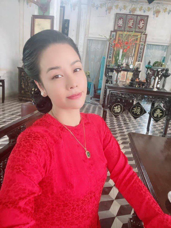 Khi &#34;Nữ hoàng áo bà ba&#34; Nhật Kim Anh ăn diện đón Tết, không váy đầm o ép vẫn khoe đường cong đẹp mê - 5