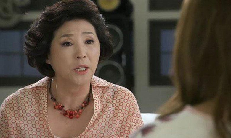 Mua áo ấm tặng mẹ chồng, lời nói của bà khiến nàng dâu tức giận, đòi lại áo ngay trên đường - 3