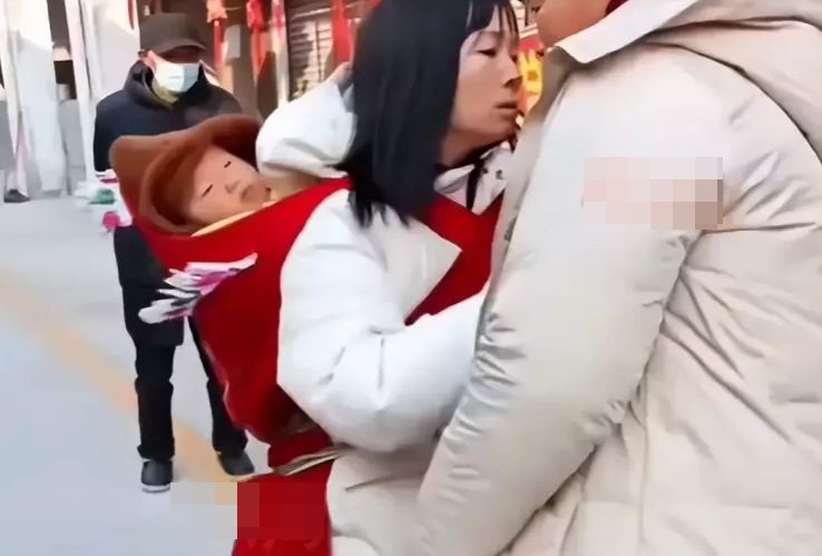 Mua áo ấm tặng mẹ chồng, lời nói của bà khiến nàng dâu tức giận, đòi lại áo ngay trên đường - 1