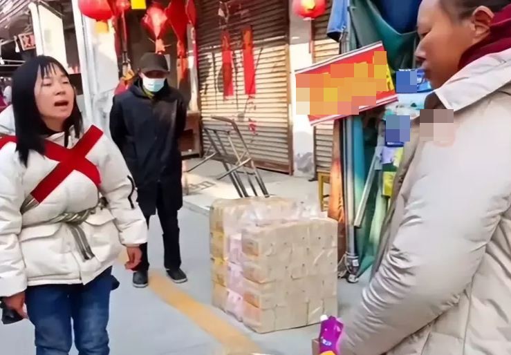 Mua áo ấm tặng mẹ chồng, lời nói của bà khiến nàng dâu tức giận, đòi lại áo ngay trên đường - 2