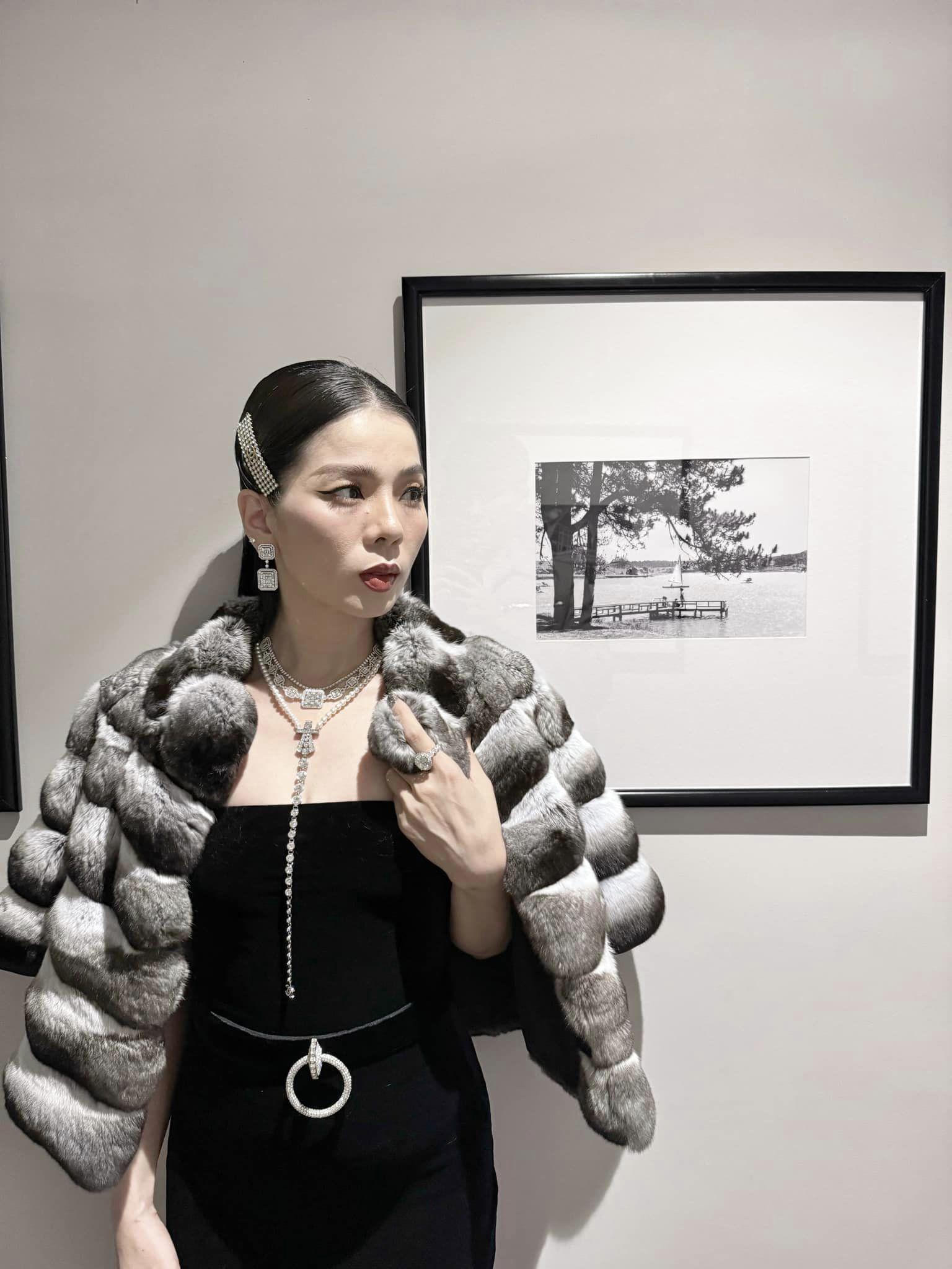 Mẹ bầu Phương Oanh &#34;đụng hàng&#34; Lệ Quyên, so độ sang chảnh của 2 &#34;yêu nữ hàng hiệu&#34; mà choáng - 9