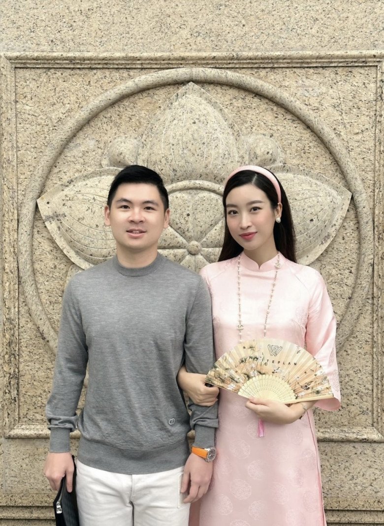 Ông xã Đỗ Mỹ Linh mặc đồ hiệu không kém vợ, có lúc dùng món đồ đậm chất nữ tính - 3