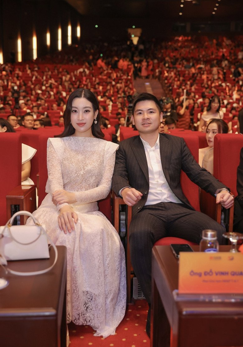 Ông xã Đỗ Mỹ Linh mặc đồ hiệu không kém vợ, có lúc dùng món đồ đậm chất nữ tính - 4