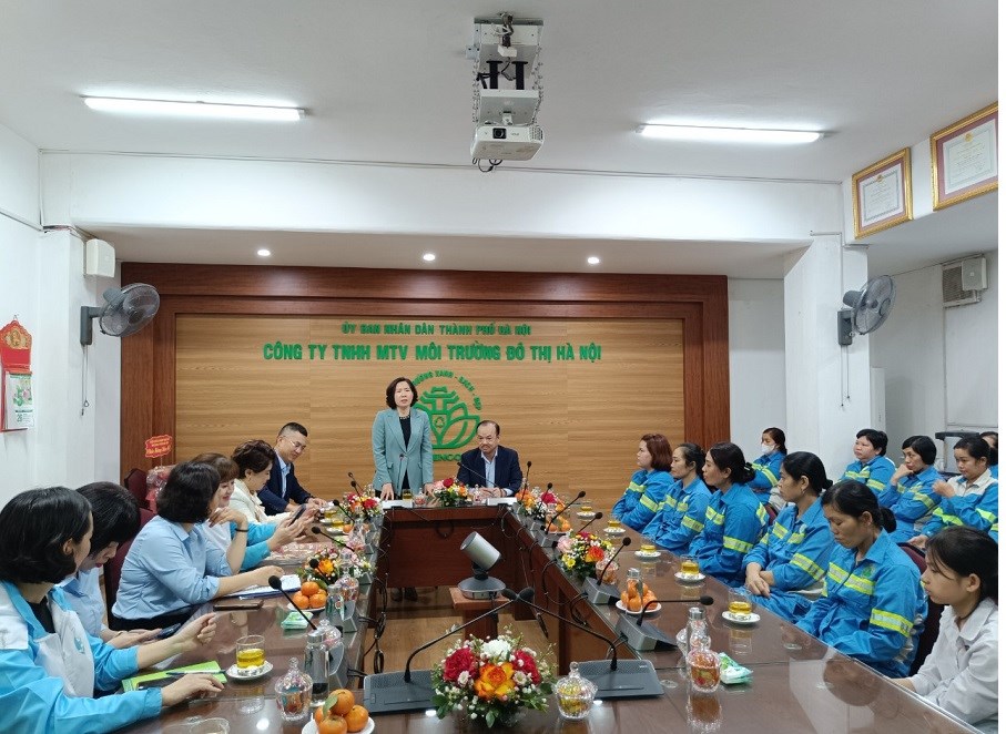 Hội LHPN Hà Nội thăm, chúc Tết và tặng quà nữ công nhân môi trường đô thị có hoàn cảnh khó khăn - 2