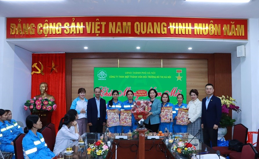 Hội LHPN Hà Nội thăm, chúc Tết và tặng quà nữ công nhân môi trường đô thị có hoàn cảnh khó khăn - 1