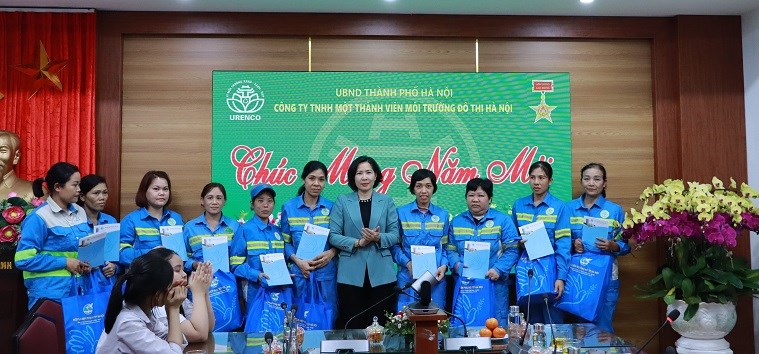 Hội LHPN Hà Nội thăm, chúc Tết và tặng quà nữ công nhân môi trường đô thị có hoàn cảnh khó khăn - 4