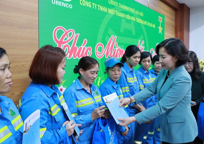 Hội LHPN Hà Nội thăm, chúc Tết và tặng quà nữ công nhân môi trường đô thị có hoàn cảnh khó khăn - 3