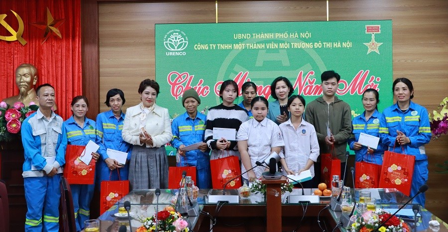 Hội LHPN Hà Nội thăm, chúc Tết và tặng quà nữ công nhân môi trường đô thị có hoàn cảnh khó khăn - 6