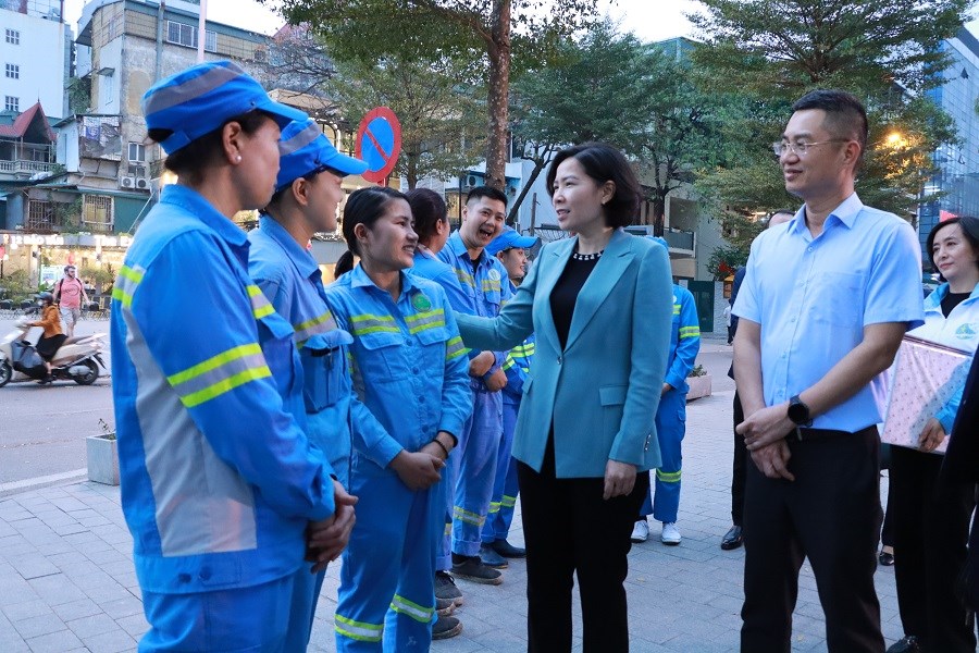 Hội LHPN Hà Nội thăm, chúc Tết và tặng quà nữ công nhân môi trường đô thị có hoàn cảnh khó khăn - 8
