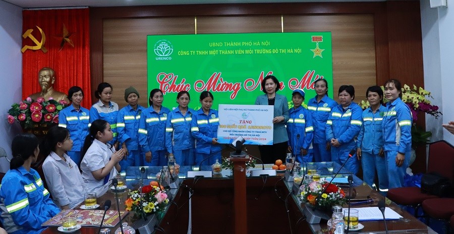 Hội LHPN Hà Nội thăm, chúc Tết và tặng quà nữ công nhân môi trường đô thị có hoàn cảnh khó khăn - 5