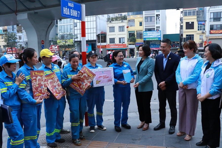 Hội LHPN Hà Nội thăm, chúc Tết và tặng quà nữ công nhân môi trường đô thị có hoàn cảnh khó khăn - 7