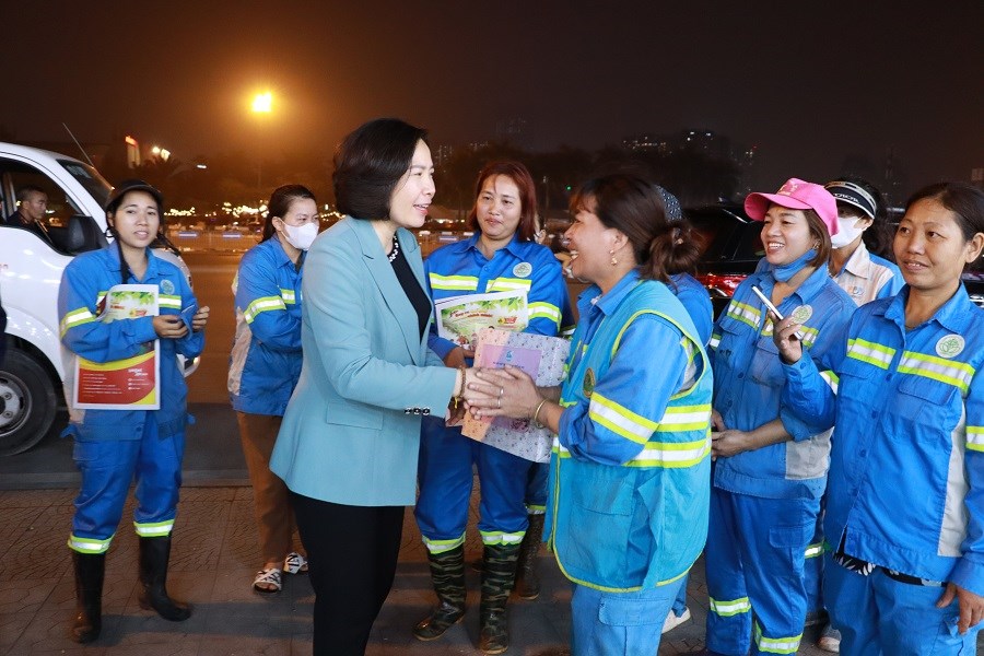 Hội LHPN Hà Nội thăm, chúc Tết và tặng quà nữ công nhân môi trường đô thị có hoàn cảnh khó khăn - 12