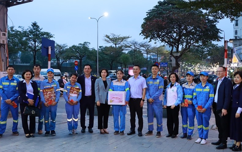 Hội LHPN Hà Nội thăm, chúc Tết và tặng quà nữ công nhân môi trường đô thị có hoàn cảnh khó khăn - 9