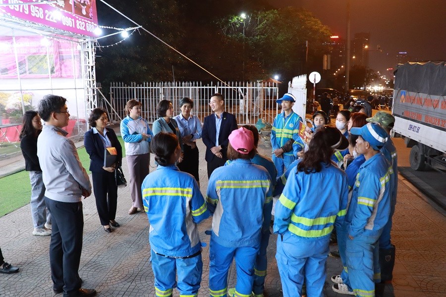 Hội LHPN Hà Nội thăm, chúc Tết và tặng quà nữ công nhân môi trường đô thị có hoàn cảnh khó khăn - 11