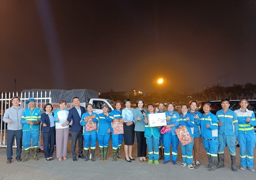 Hội LHPN Hà Nội thăm, chúc Tết và tặng quà nữ công nhân môi trường đô thị có hoàn cảnh khó khăn - 10