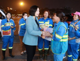 Hội LHPN Hà Nội thăm, chúc Tết và tặng quà nữ công nhân môi trường đô thị có hoàn cảnh khó khăn