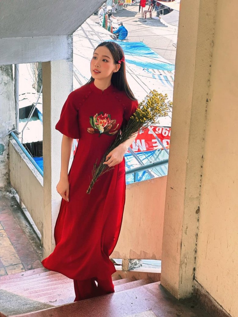 Áo dài màu đỏ &#34;chiếm sóng&#34; mùa Tết 2024, hội mỹ nhân Việt dù tuổi nào cũng nhiệt tình &#34;lăng xê&#34; - 3