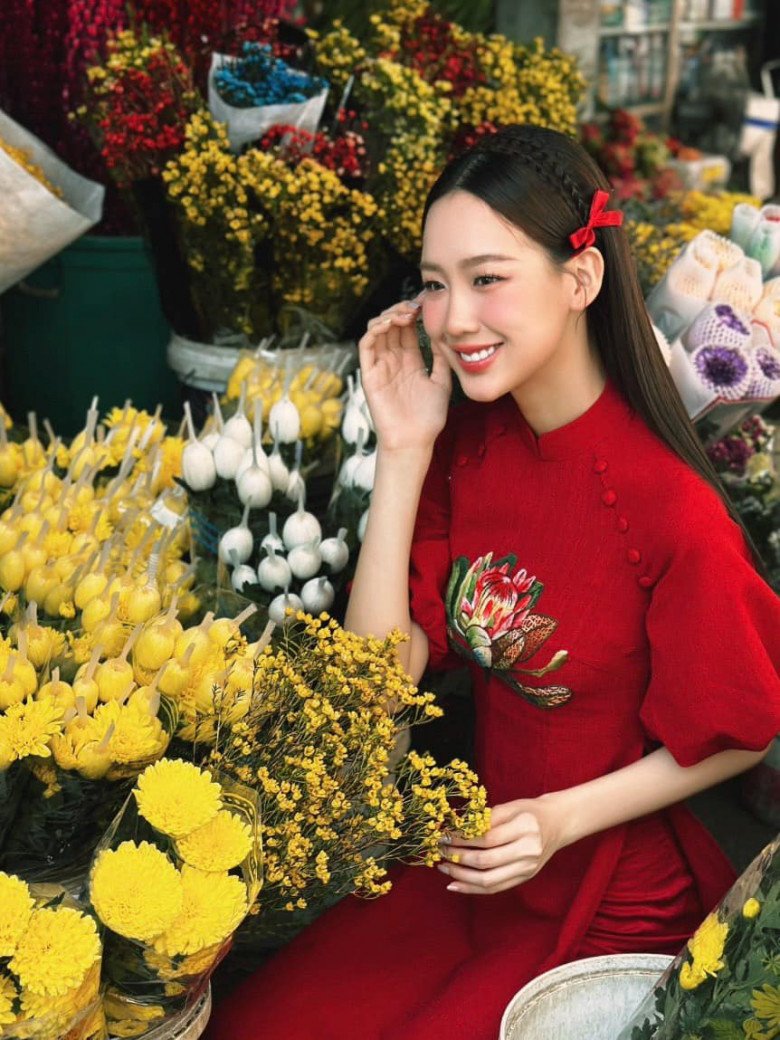 Áo dài màu đỏ &#34;chiếm sóng&#34; mùa Tết 2024, hội mỹ nhân Việt dù tuổi nào cũng nhiệt tình &#34;lăng xê&#34; - 2