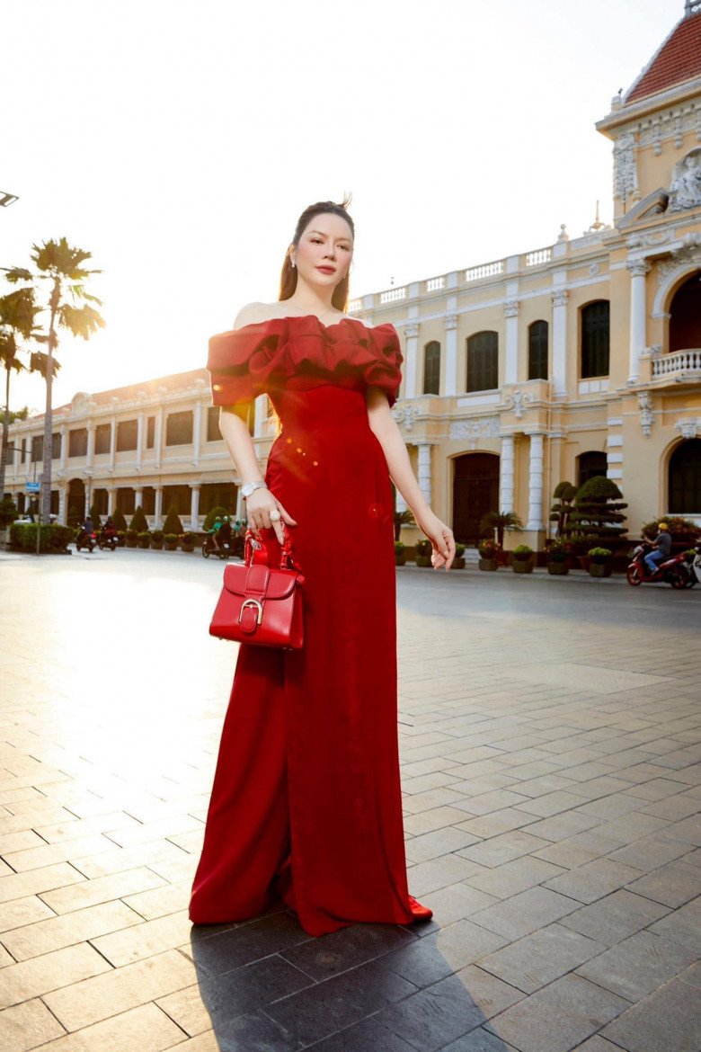 Áo dài màu đỏ &#34;chiếm sóng&#34; mùa Tết 2024, hội mỹ nhân Việt dù tuổi nào cũng nhiệt tình &#34;lăng xê&#34; - 1