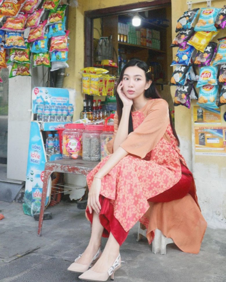 Áo dài màu đỏ &#34;chiếm sóng&#34; mùa Tết 2024, hội mỹ nhân Việt dù tuổi nào cũng nhiệt tình &#34;lăng xê&#34; - 7