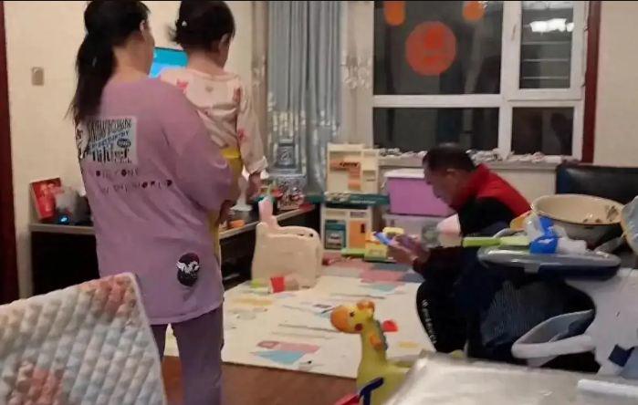 Cãi nhau với chồng, người vợ ôm con bỏ nhà đi nhưng cư dân mạng lại khen: &#34;Rất tỉnh táo!&#34; - 1