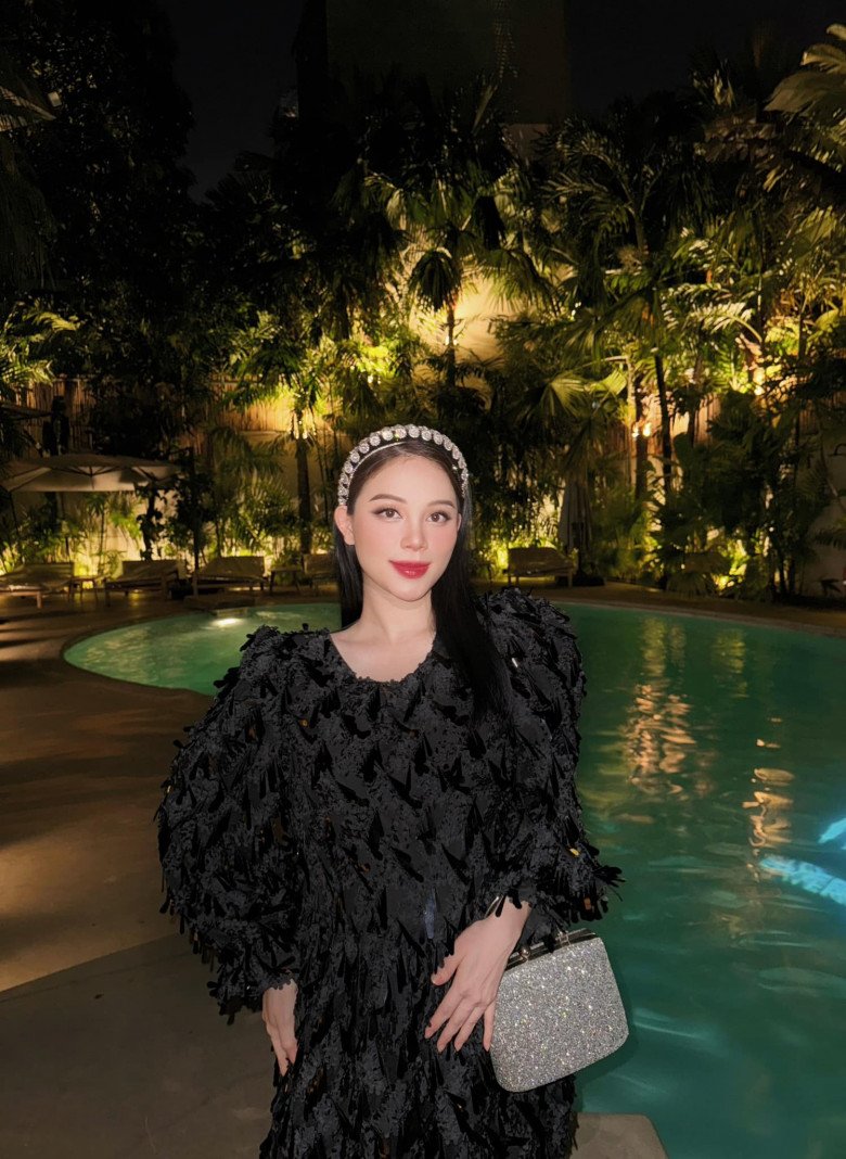 Hot girl Hà Thành làm dâu nhà tỷ phú lộ diện sau sinh: Diện đồ kín bưng giấu dáng, vẫn sang bất chấp - 4