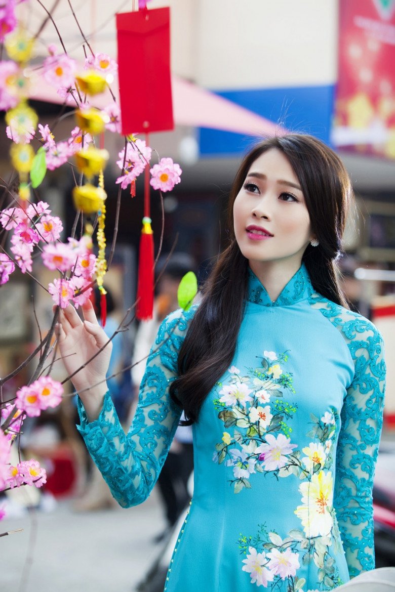 Style áo dài qua từng năm của &#34;thần tiên tỉ tỉ&#34; Đặng Thu Thảo: &#34;Một màu&#34; nhưng chỉ có đẹp hơn! - 8