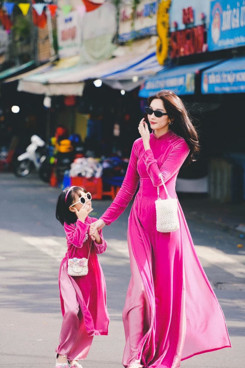 Style áo dài qua từng năm của &#34;thần tiên tỉ tỉ&#34; Đặng Thu Thảo: &#34;Một màu&#34; nhưng chỉ có đẹp hơn! - 5