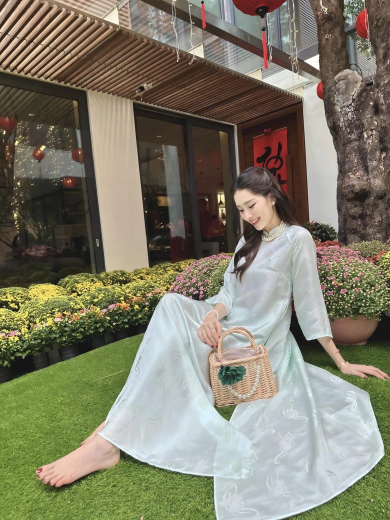 Style áo dài qua từng năm của &#34;thần tiên tỉ tỉ&#34; Đặng Thu Thảo: &#34;Một màu&#34; nhưng chỉ có đẹp hơn! - 1