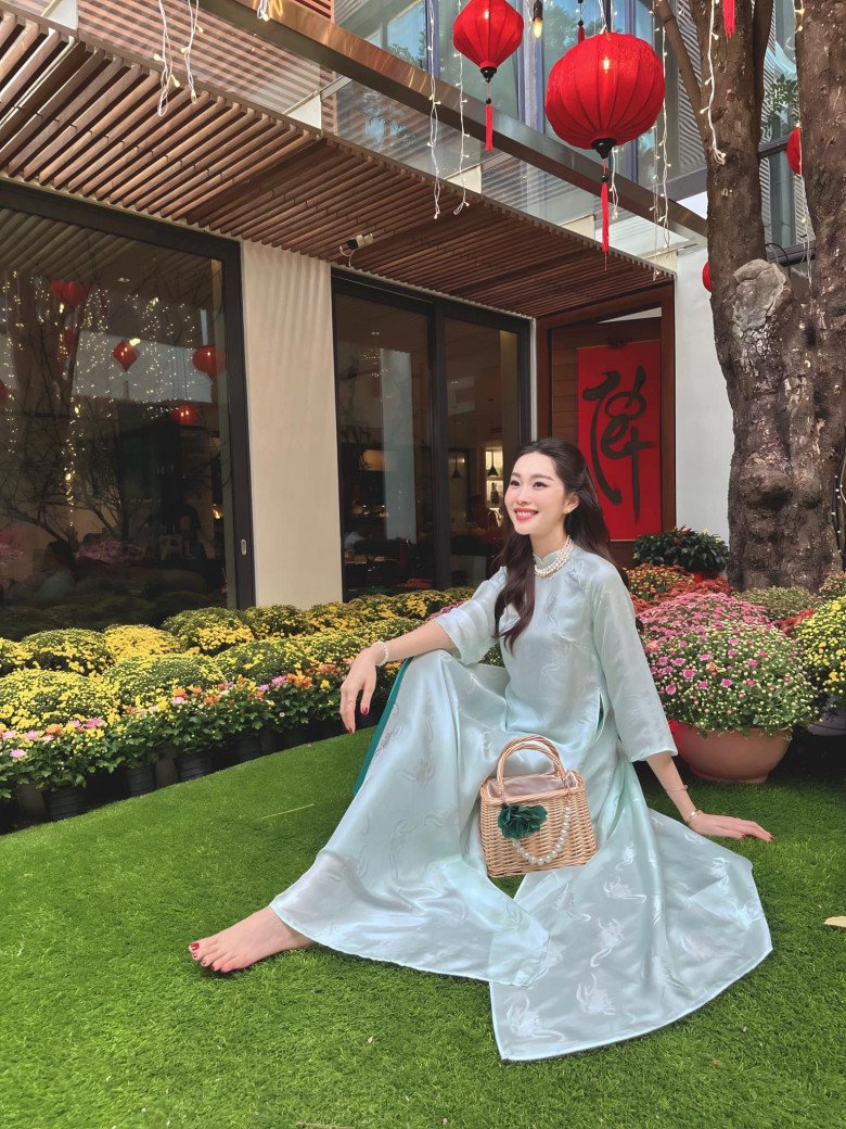 Style áo dài qua từng năm của &#34;thần tiên tỉ tỉ&#34; Đặng Thu Thảo: &#34;Một màu&#34; nhưng chỉ có đẹp hơn! - 2