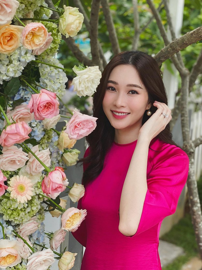 Style áo dài qua từng năm của &#34;thần tiên tỉ tỉ&#34; Đặng Thu Thảo: &#34;Một màu&#34; nhưng chỉ có đẹp hơn! - 6