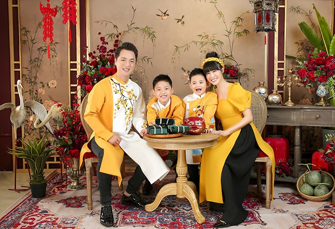 Vợ chồng Đăng Khôi - Thuỷ Anh tình cảm với áo dài Tết, mẹ 2 con "cân đẹp" cả thiết kế khó - 10