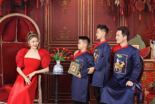 Vợ chồng Đăng Khôi - Thuỷ Anh tình cảm với áo dài Tết, mẹ 2 con "cân đẹp" cả thiết kế khó - 7