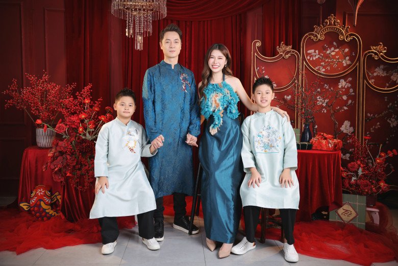 Vợ chồng Đăng Khôi - Thuỷ Anh tình cảm với áo dài Tết, mẹ 2 con "cân đẹp" cả thiết kế khó - 1