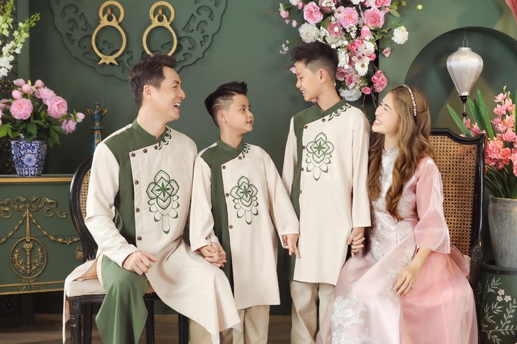 Vợ chồng Đăng Khôi - Thuỷ Anh tình cảm với áo dài Tết, mẹ 2 con "cân đẹp" cả thiết kế khó - 8