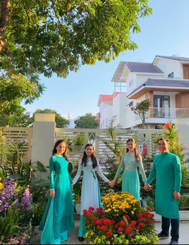 Yêu trang phục truyền thống, Lọ Lem và Hạt Dẻ nhà Quyền Linh qua mỗi năm càng lộ rõ thần thái hoa hậu - 12