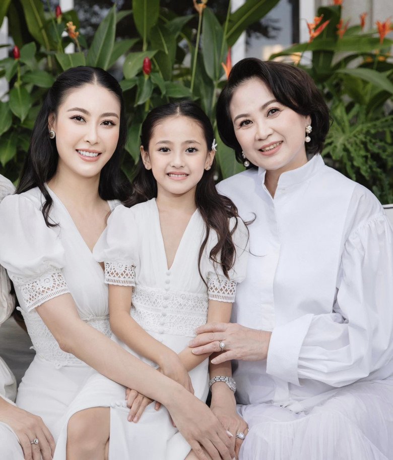 Xuýt xoa trước nhan sắc di truyền 3 thế hệ của nhà Hà Kiều Anh, bất ngờ là bà ngoại 70 tuổi vẫn trẻ đẹp - 5